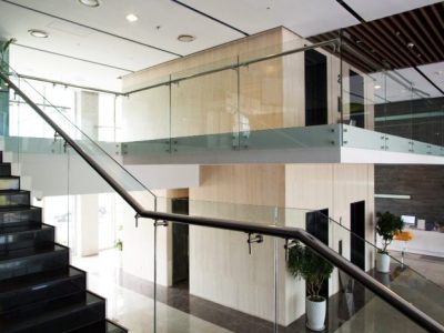 Odpowiednie szkło i montaż balustrad szklanych przy schodach, balkonach i tarasach