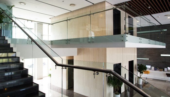 Odpowiednie szkło i montaż balustrad szklanych przy schodach, balkonach i tarasach