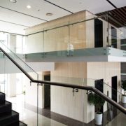 Wybór i montaż balustrad szklanych dla schodów balkonów oraz tarasów