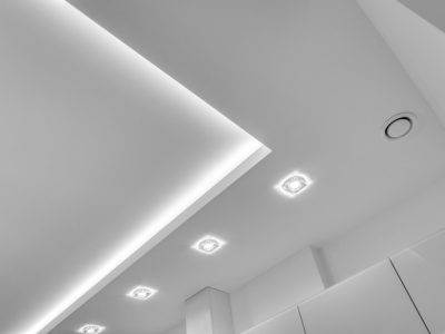 Co zalecają architekci jako oświetlenie salonu: listwy LED czy halogeny?
