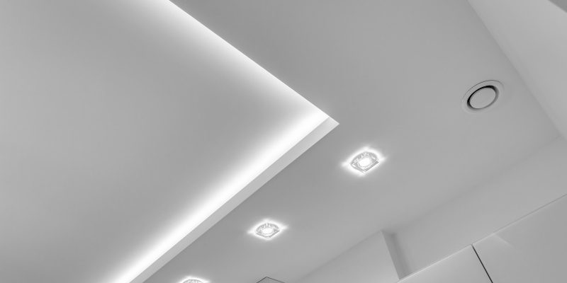 Co zalecają architekci jako oświetlenie salonu: listwy LED czy halogeny?