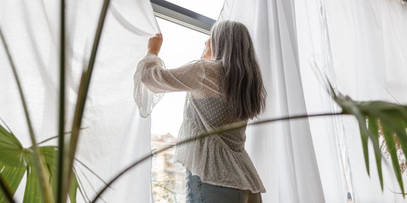 Jak poprawić izolację okien w domu? Skuteczna regulacja zawiasów pomoże zatrzymać ciepło!