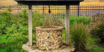 Porównanie studni do ogrodu: drewniane konstrukcje, kamienna ozdoba, tradycyjna czerpalna.