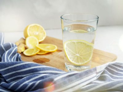 Korzyści zdrowotne picia wody z cytryną - sprawdź dlaczego warto włączyć ją do swojej diety