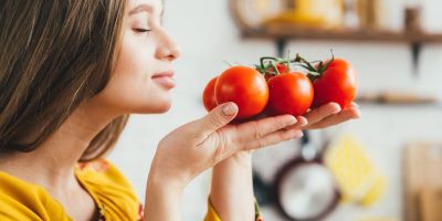 Trzy kluczowe zabiegi do sukcesu uprawy pomidorów: co należy zrobić, by rośliny rosły obficie
