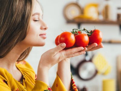 Trzy kluczowe zabiegi do sukcesu uprawy pomidorów: co należy zrobić, by rośliny rosły obficie