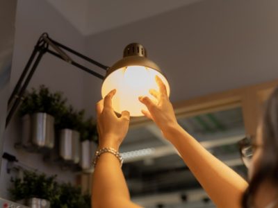 Jakie oświetlenie najlepiej zastąpi światło naturalne w mieszkaniu? - Najlepsza lampa do zastąpienia światła dziennej w domu