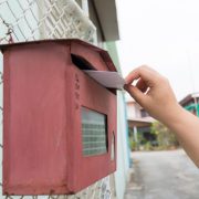 Jak wybrać idealną skrzynkę pocztową przy bramie i fasadzie domu?